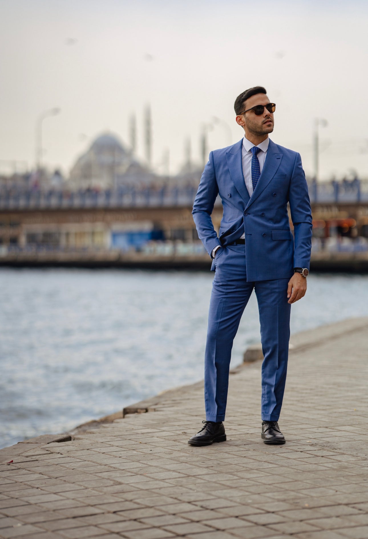 بدلة زرقاء مزدوجة الصدر